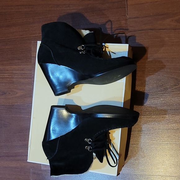 LIKE NEW! - MICHAEL KORS BLACK SUEDE FAUX FUR LINED WEDGE HEEL BOOTIE LACE UP - Picture 3 of 5